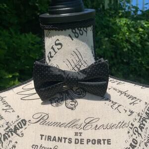 Polkadot bowtie size 14 1/2- 20in neck.